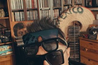 Muniek Staszczyk pokazał, jak mieszka. Uwielbiam tandetne pamiątki