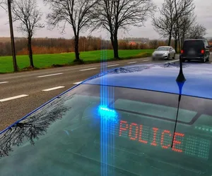 Łódzkie. Wypadek na DK 45. Zderzenie busa z osobówką. 9 osób poszkodowanych