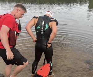 Damian płynie 100 km bez przerwy, aby pomóc Adasiowi!