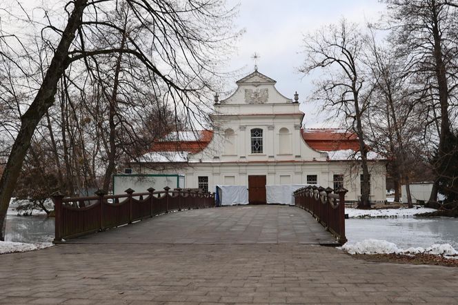 Kościół pw. św. Jana Nepomucena w Zwierzyńcu. Tak „kościół na wodzie” prezentuje się zimą