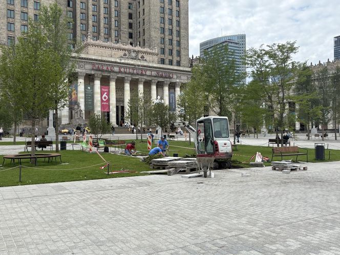 Absurd roku w Warszawie. Zrywają zieleń na nowym pl. Centralnym. Zamiast niej będzie beton