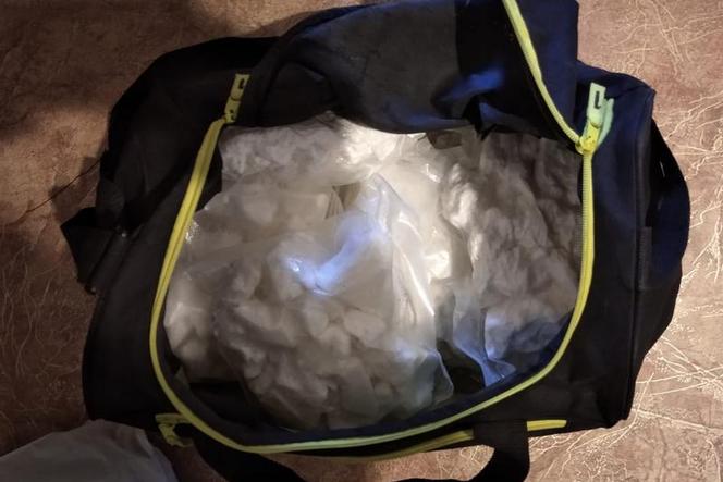 Miał torbę ciężką od prochów. Ponad 7 kilogramów amfetaminy znaleźli policjanci z Leszna