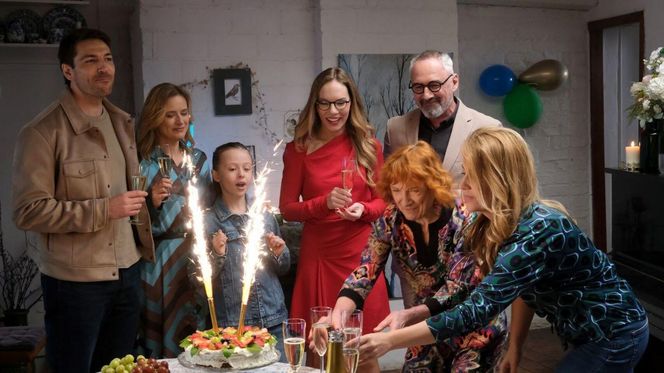 M jak miłość odc. 1872. Sylwia (Hanna Turnau, Werner (Jacek Kopczyński), Viola (Magdalena Waligórska),Ola (Ewa Kolasińska),Julia (Marta Chodorowska), Dima (Michaił Pszeniczny), Nadia (Mira Fareniuk)