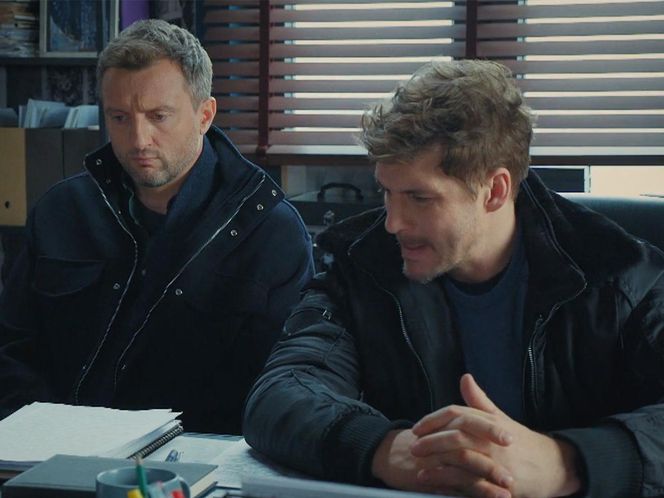 M jak miłość, odcinek 1866: Bartek (Arkadiusz Smoleński), Marcin (Mikołaj Roznerski) 