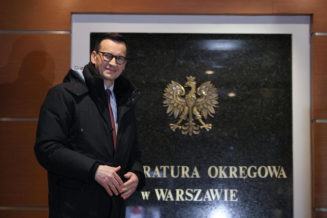 Mateusz Morawiecki pojawił się w budynku prokuratury w Warszawie. Ma usłyszeć zarzuty ws. wyborów korespondencyjnych z 2020 roku