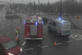 W centrum Bydgoszczy osobówka zderzyła się z autobusem miejskim. Policjanci wskazują sprawcę