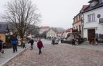 Mglisty Kazimierz Dolny w obiektywie. Miasteczko nad Wisłą przyciąga turystów nawet późną jesienią