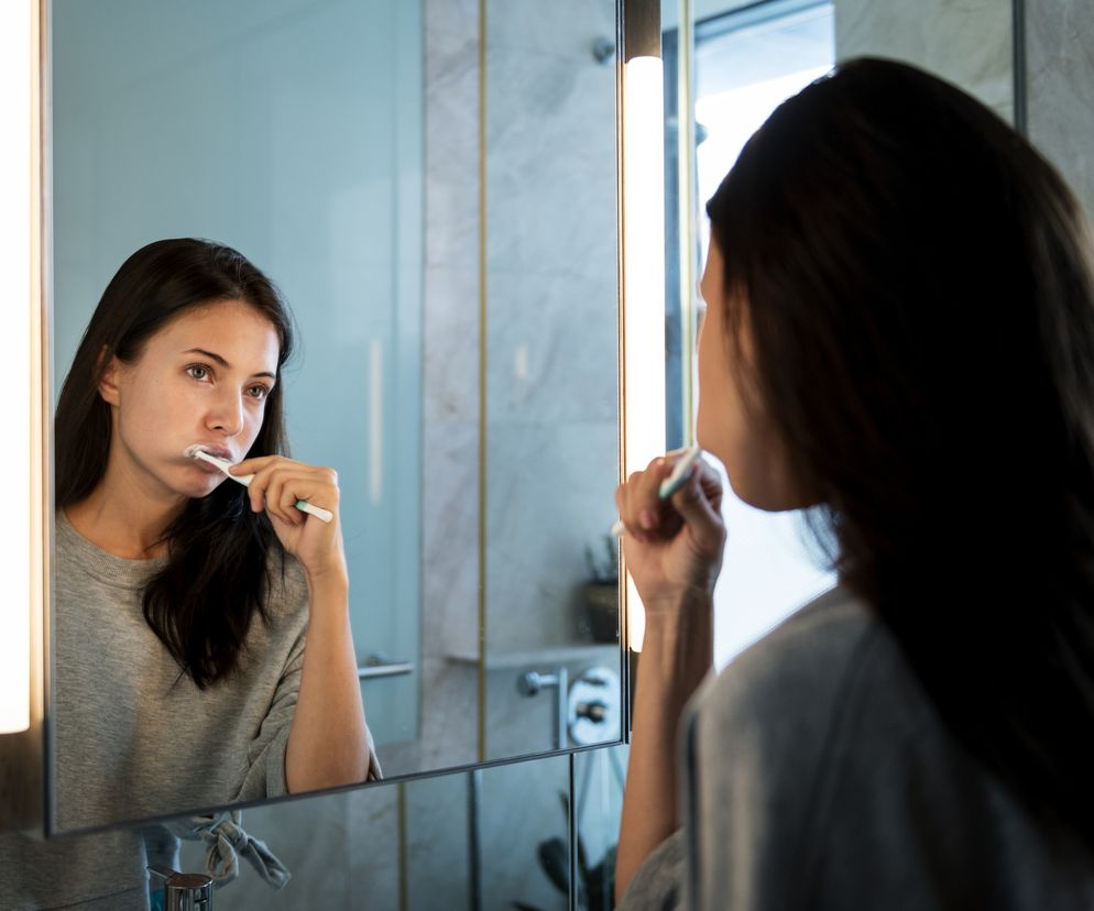 Lepiej szczotkować zęby przed czy po śniadaniu? Eksperci wymieniają argumenty