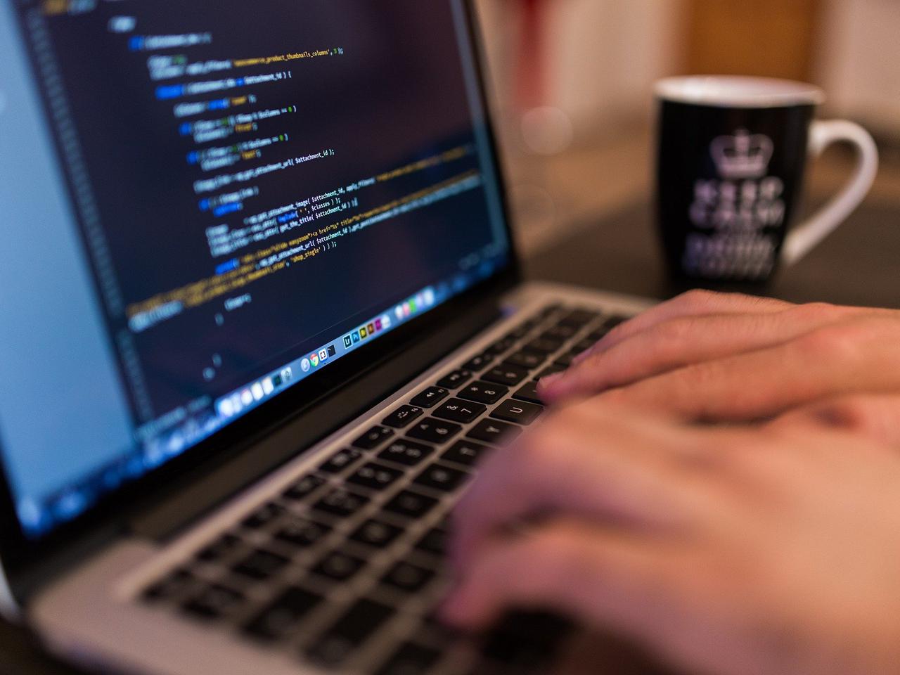 Policjanci ostrzegają przed oszustami w internecie
