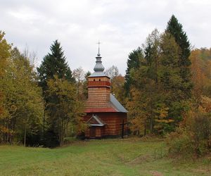 To najsławniejsza wieś w Małopolsce. Legenda głosi, że w miejscowym dworze zamieszkały diabły