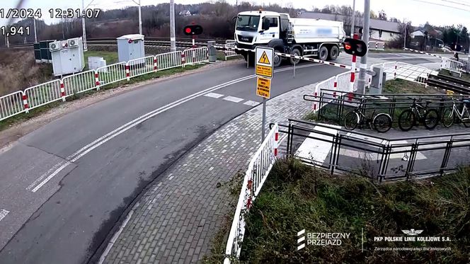 Wypadek w Nowej Suchej. PKP opublikowało mrożące krew w żyłach nagranie