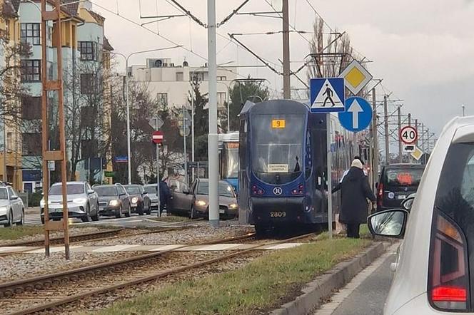 Wrocław. Tramwaj zderzył się z samochodem. Jedna osoba została ranna