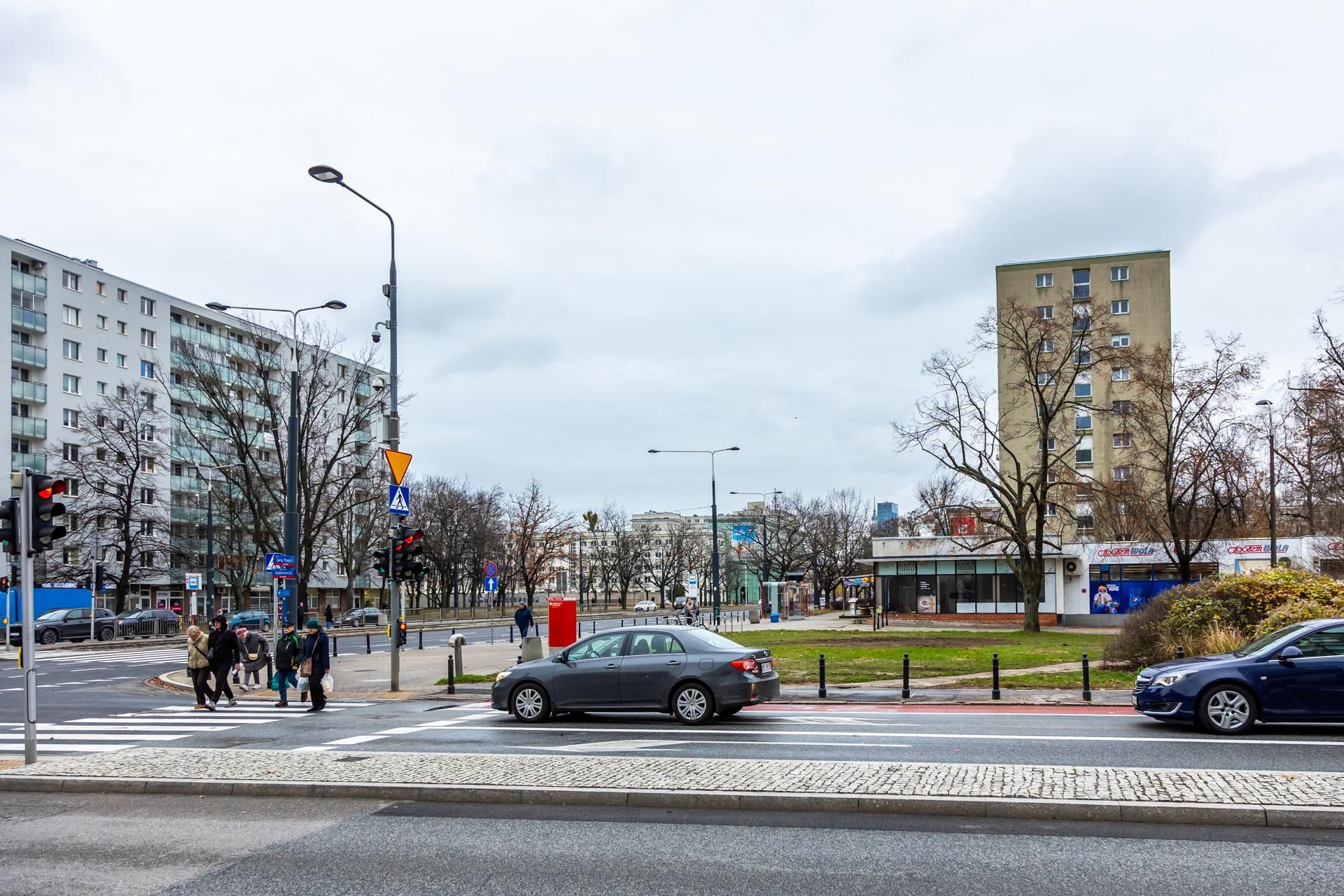 Miejsce po zdemontowanym stelażu reklamowym na rogu ul. Anielewicza i al. Jana Pawła II w Warszawie
