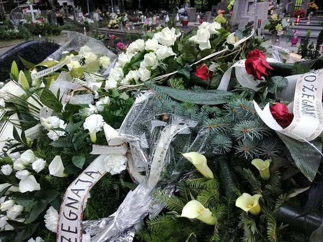 Tragedia w Salisbury. Zamordowane kobiety pochowane w Tarnowie. Grobu nie widać spod kwiatów