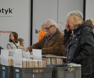 Zimowy Kiermasz Płyt Winylowych w Bydgoszczy. Czarne krążki przyciągnęły tłumy! 
