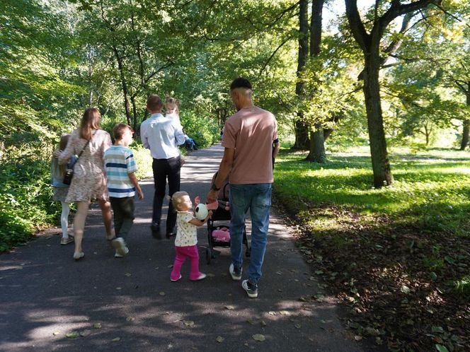 tłumy spokojnie spacerujących spacerowiczów w Pszczynie ZDJĘCIA