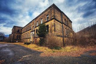 Opuszczony dworzec widmo w Lubawce. Wielki gmach kiedyś był perełką, dziś straszy