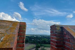 Przez to miasto Kujawsko-Pomorskiem nie da się przejść niezauważonym. Na turystów patrzy ponad 200 par kamiennych oczu. Wszędzie są twarze!