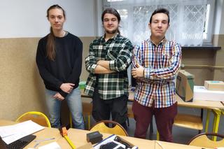 Młodzi naukowcy pracują nad prototypami swoich ywnalazków - przygotowania do szkolnego etapu Festiwalu Explory 