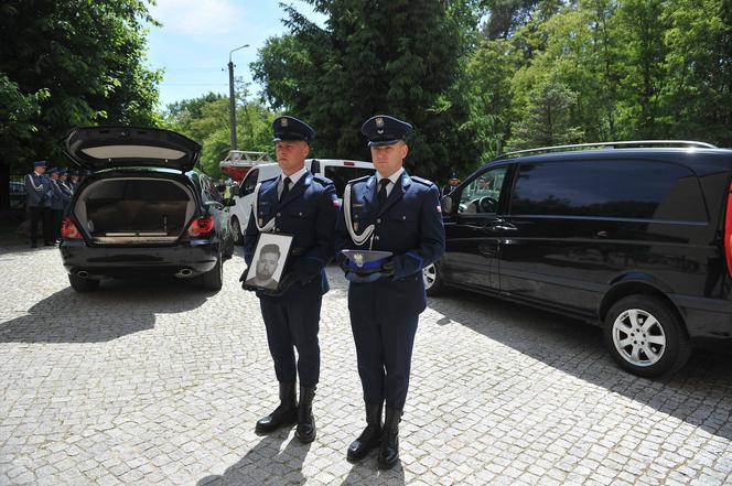 Srebrny orzeł prowadził Arka w ostatniej drodze. Poruszający gest policjantów i strażaków