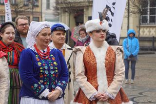 Polonez dla Fredry 2025 we Wrocławiu. Maturzyści zatańczyli na Rynku [ZDJĘCIA]