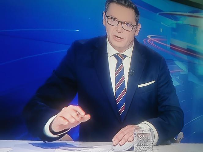 Michał Adamczyk, gwiazdor Wiadomości miał poważny wypadek. Próbują to maskować w Wiadomościach