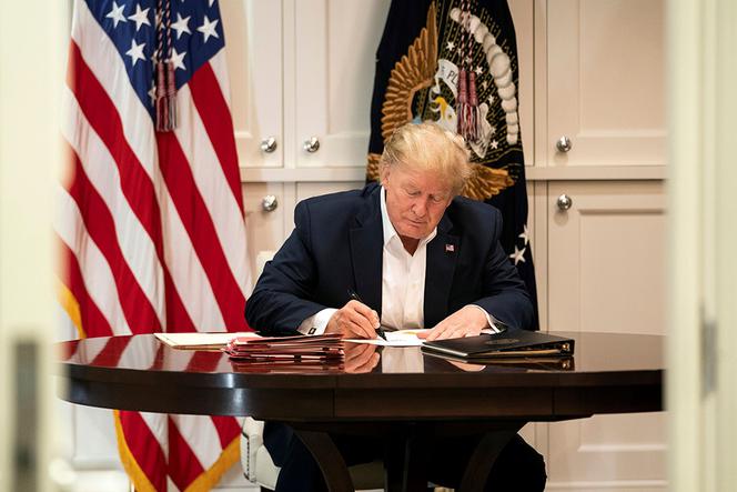 Wpadka Trumpa! Podpisał pustą kartkę