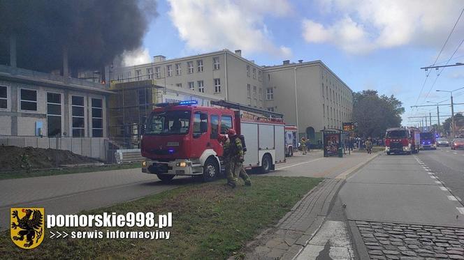 Pożar na ul. Morskiej w Gdyni. Pali się budowa hali sportowej przy Centrum Kształcenia Zawodowego i Ustawicznego