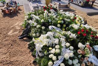 Karol, który zginął w Wabczu, spoczął na cmentarzu w Chełmnie. Grób utonął w białych kwiatach