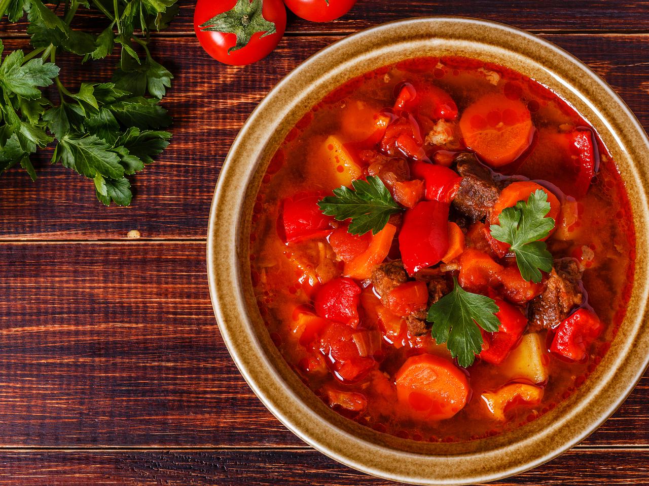 Węgierski bogracz z wołowiną na zimę do słoika [domowe przetwory]