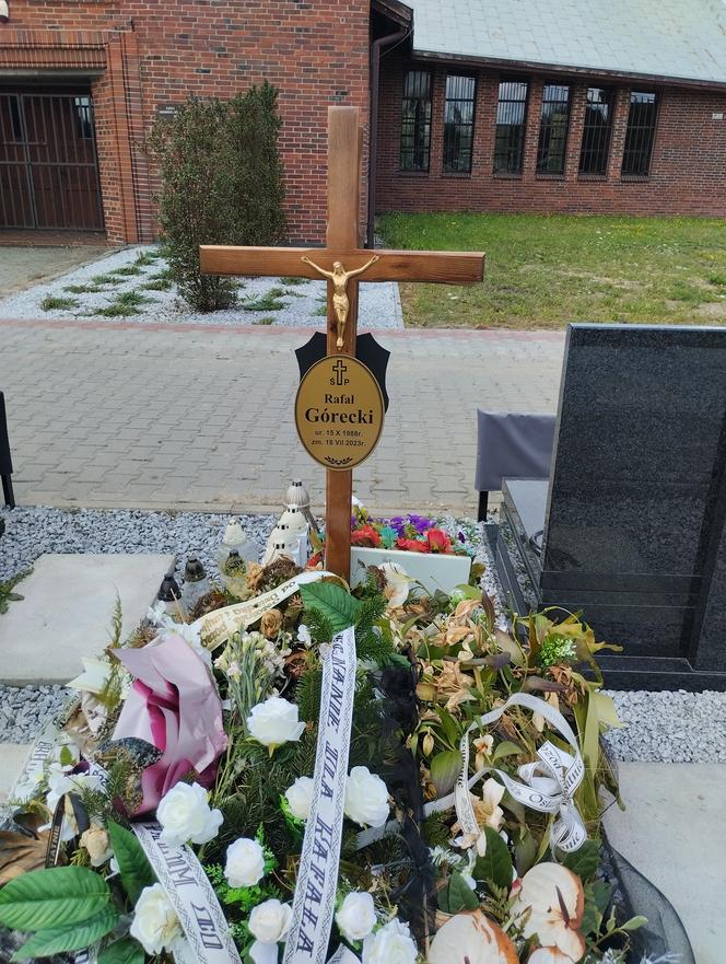 Na grobie Ravgora jest kołdra kwiatów. Youtuber był jednym z pierwszych pranksterów w Polsce. Zginął tragicznie