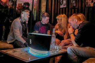 Jakub Kosecki na nocnej imprezie 