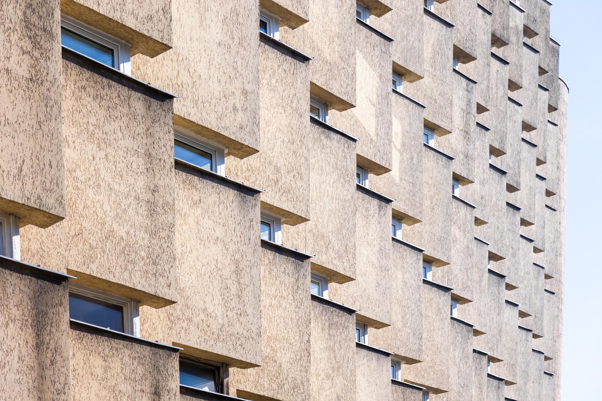 Blok PRL na ul. Koziej 9 - zobacz budynek, który z zmienia się wraz z punktem widzenia