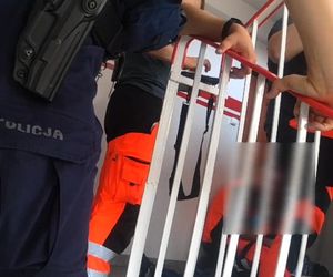 Mężczyzna umierał leżąc przy windzie. Dramat na 8. piętrze wieżowca w centrum Białegostoku