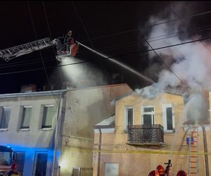 Nocny pożar w Falenicy. Strażacy walczyli z ogniem do rana