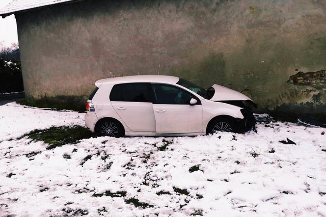 Volkswagen Golf rozbity o ścianę budynku