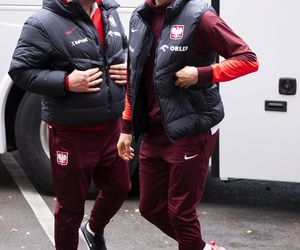 Reprezentacja zmokła na spacerze. Lewandowski się krył przed deszczem