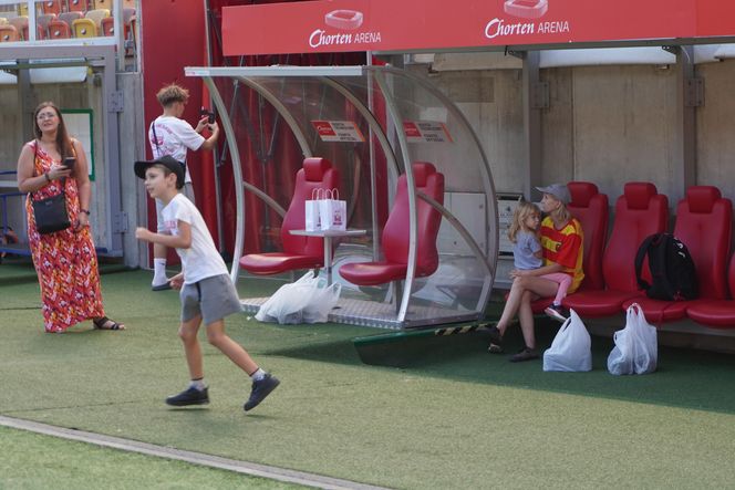 Pożegnianie Murawy na Chorten Arenie. Jagiellonia Białystok rozdaje boisko swoim kibicom