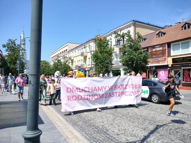 Chcieli podkreślić potrzebę swoich działań. Ulicami Białegostoku przeszedł Marsz Rodzin Zastępczych