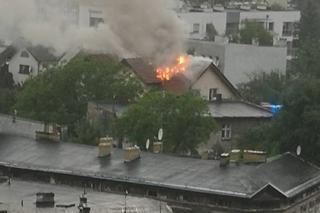 Tragiczne skutki burzy w Bydgoszczy. Piorun uderzył w dom i wywołał pożar! [ZDJĘCIA]