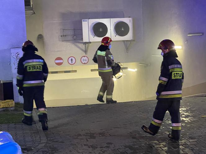 Ogromna akcja straży, pożar w podziemnym garażu na Woli
