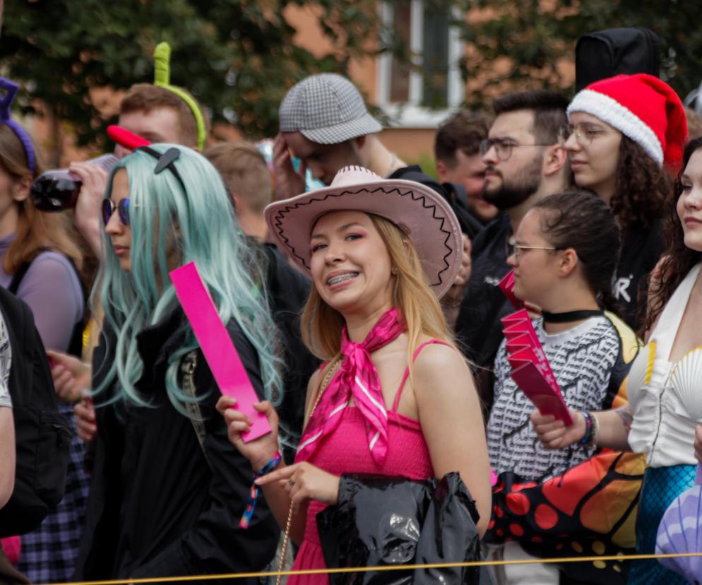   Kortowiada 2024. Parada Wydziałów przeszła ulicami miasta. Studenci tłumnie wzięli udział w imprezie [ZDJĘCIA]