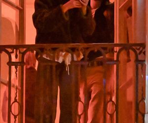 Maciej Musiał całował ukochaną na balkonie