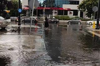 Przez Toruń przeszły ulewne deszcze. Zalane ulice, chodniki i parkingi [GALERIA]