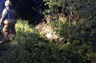 Młody kierowca stracił panowanie nad volkswagenem i dachował. Trzech nastolatków trafiło do szpitala