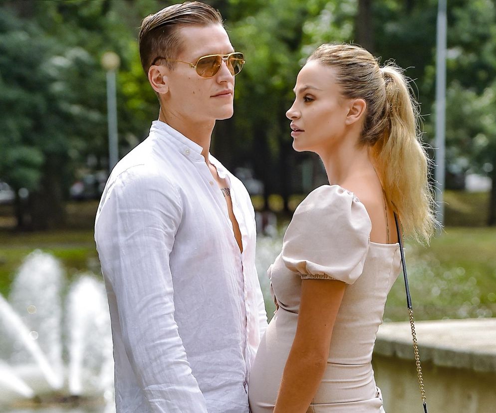 Hanna Żudziewicz i Jacek Jeschke patrzą na siebie na tle fontanny. O ich traumatycznym wypadku przeczytasz na SE.