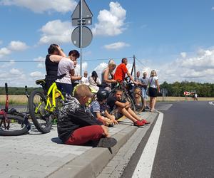 W Henrykowie koło Leszna kibice czekają na kolarzy 80. Tour de Pologne 