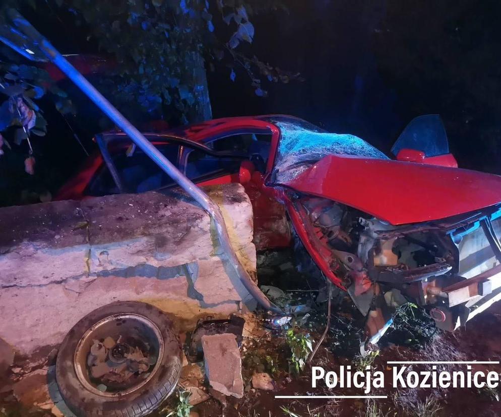 Szybka jazda zakończona wypadkiem. 18-latek prawo jazdy miał od 10 dni! Wjechał w betonowy płot