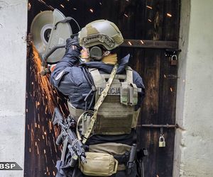 Potężne uderzenie CBŚP na Śląsku. Zlikwidowali fabrykę narkotyku zombie i przejęli towar za 6 mln zł