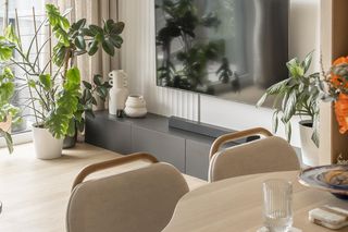 Mieszkanie z szafą gospodarczą i pralką pod umywalką. Architekt zaprojektował je dla siebie i żony